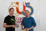 Zástupce Fresh-Linku Tomáš Janeček (vlevo) a zástupce vedení soutěže Dušan Pařil